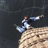 QuincyBallonExit5OneHand
